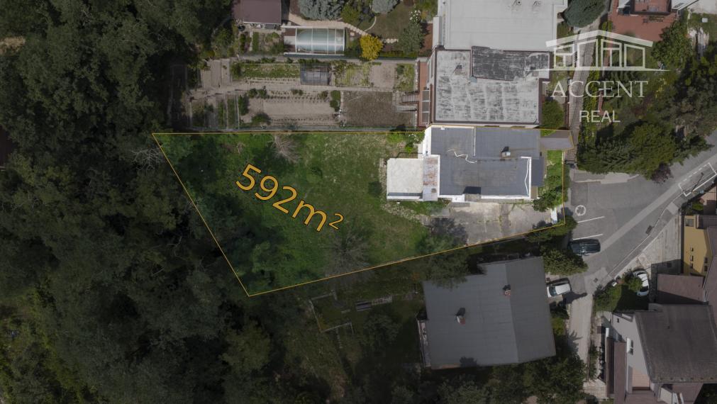 REZERVOVANÉ - DVOJPODLAŽNÁ VILA (279M2) S PEKNÝM ROVINATÝM POZEMKOM(592M2) A NÁDHERNÝM VÝHĽADOM  - 6 PARKOVACÍCH MIEST