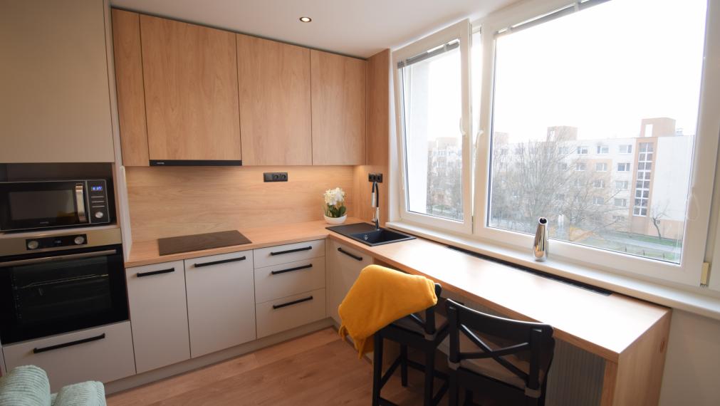 PRENÁJOM SLNEČNÉHO, KOMPLETNE ZREKONŠTRUOVANÉHO 2 IZBOVÉHO BYTU NA STREČIANSKEJ ULICI S PIVNIČNOU KOBKOU