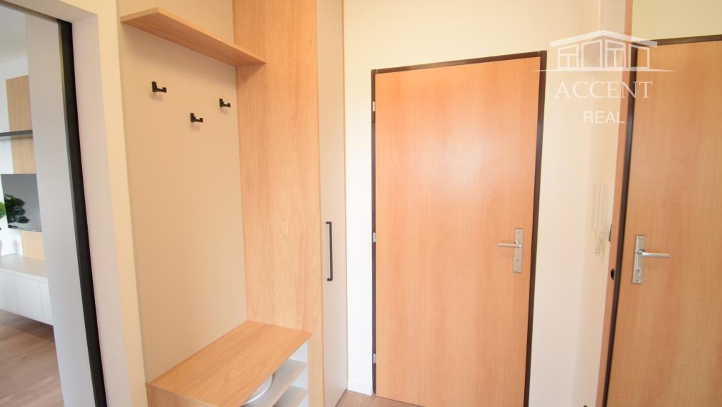 PRENÁJOM SLNEČNÉHO, KOMPLETNE ZREKONŠTRUOVANÉHO 2 IZBOVÉHO BYTU NA STREČIANSKEJ ULICI S PIVNIČNOU KOBKOU