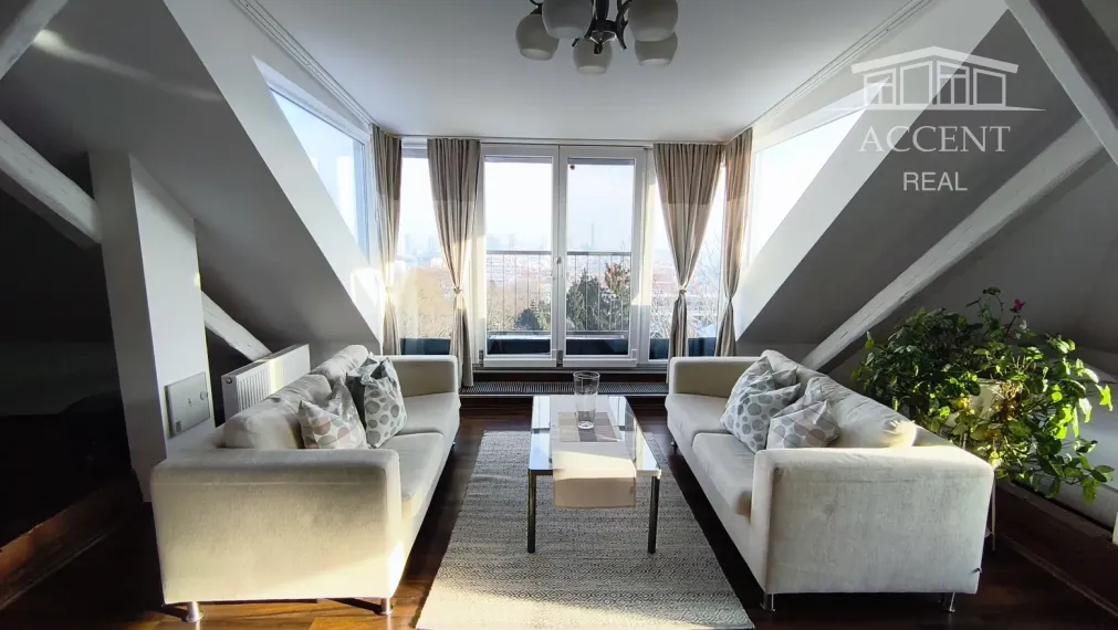 NADŠTANDARDNÝ STAROMESTSKÝ PODKROVNÝ BYT V DIPLOMATICKEJ ŠTVRTI POD HRADOM (85M2) - ZÁHRADA, GARÁŽ