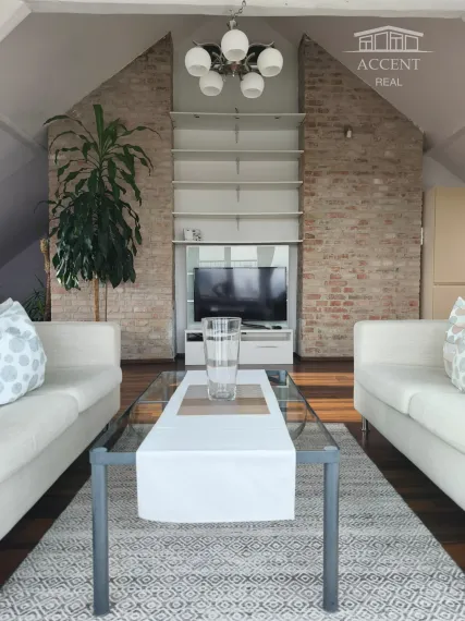 NADŠTANDARDNÝ STAROMESTSKÝ PODKROVNÝ BYT V DIPLOMATICKEJ ŠTVRTI POD HRADOM (85M2) - ZÁHRADA, GARÁŽ