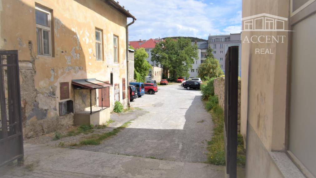 NÁDHERNÁ HISTORICKÁ BUDOVA   V CENTRE BANSKEJ BYSTRICE (1700m2)