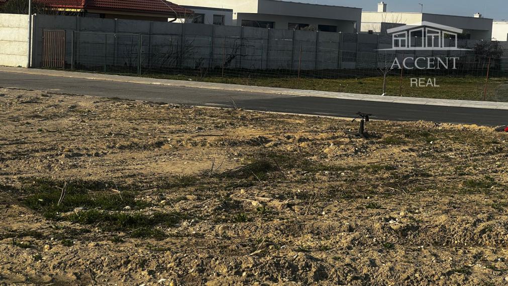 ROŽNÝ VOĽNÝ STAVEBNÝ POZEMOK (612M2),  SKVELÁ POLOHA -  MOST PRI BRATISLAVE