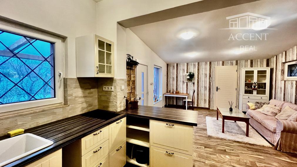 CELOROČNE OBÝVATEĽNÁ 2- IZBOVÁ CHATA S TERASOU A  KRÁSNOU ZÁHRADOU - MOŽNOSŤ TRVALÉHO POBYTU