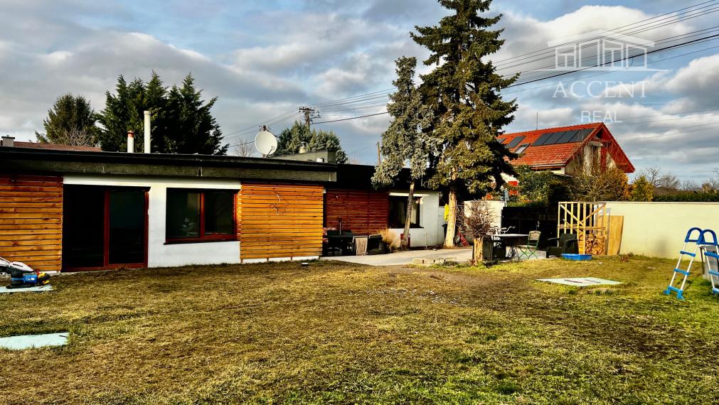 RODINNÝ DOM (107M2) V POKOJNEJ LOKALITE S PEKNÝM ROŽNÝM POZEMKOM (538M2) - MOST PRI BRATISLAVE