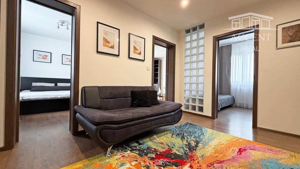 VEĽMI PEKNÝ, KVALITNE ZREKONŠTRUOVANÝ 3,5 - IZBOVÝ BYT V PETRŽALKE VO VÝBORNEJ LOKALITE PLNEJ ZELENE