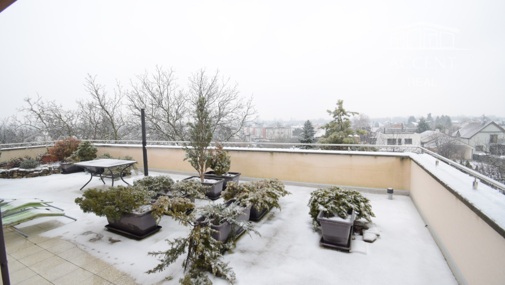 2 IZBOVÝ BYT V UZAVRETOM AREÁLI S KRÁSNOU VEĽKOU TERASOU A PARKOVACÍM MIESTOM (151,38m2)