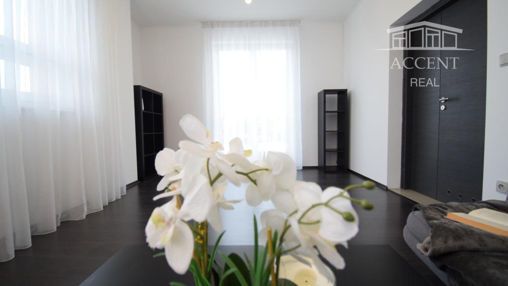 BYT V UZAVRETOM AREÁLI S KRÁSNOU VEĽKOU TERASOU A PARKOVACÍM MIESTOM (151,38m2)