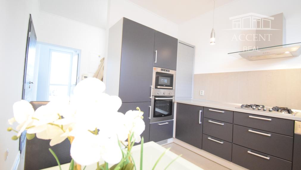 BYT V UZAVRETOM AREÁLI S KRÁSNOU VEĽKOU TERASOU A PARKOVACÍM MIESTOM (151,38m2)