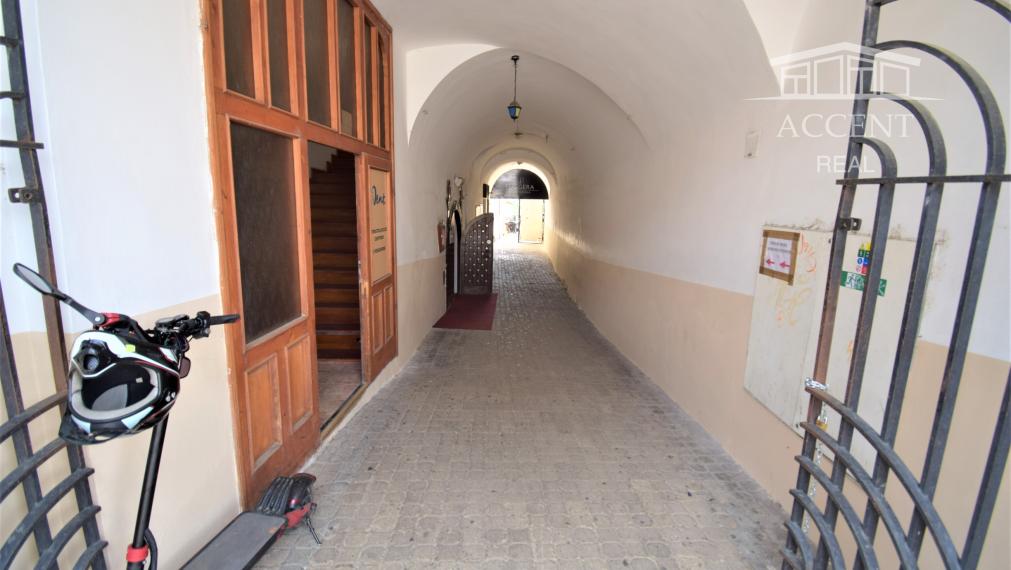 NÁDHERNÁ HISTORICKÁ BUDOVA   V CENTRE BANSKEJ BYSTRICE (1700m2)