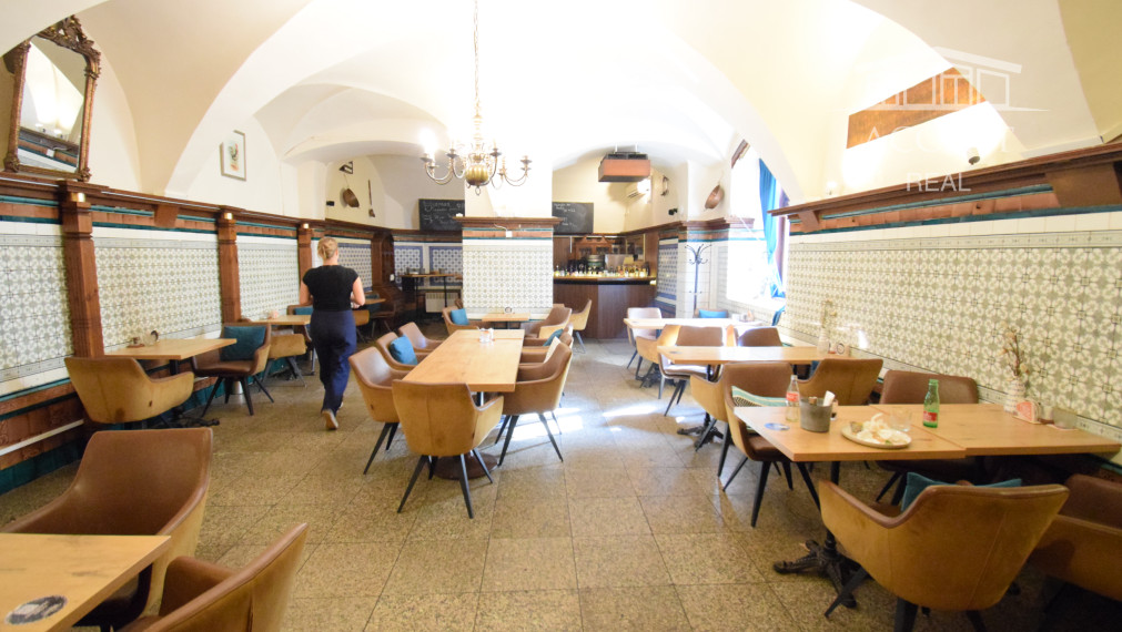 NÁDHERNÁ HISTORICKÁ BUDOVA   V CENTRE BANSKEJ BYSTRICE (1700m2)