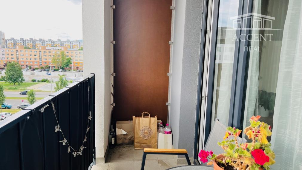 PRENÁJOM VEĽMI PEKNÉHO KLIMATIZOVANÉHO  JEDNOIZBOVÉHO BYTU S LOGGIOU A S PARKOVACÍM MIESTOM - SLNEČNICE