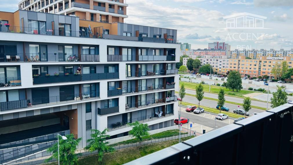 PRENÁJOM VEĽMI PEKNÉHO KLIMATIZOVANÉHO  JEDNOIZBOVÉHO BYTU S LOGGIOU A S PARKOVACÍM MIESTOM - SLNEČNICE