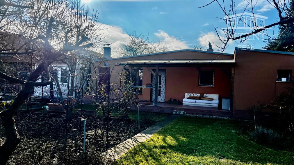 DVOJIZBOVÝ DOMČEK S TERASOU A  KRÁSNOU ZÁHRADOU - MOŽNOSŤ TRVALÉHO POBYTU