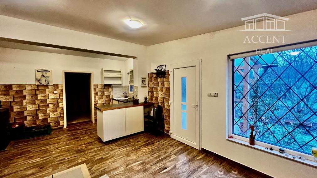 DVOJIZBOVÝ DOMČEK S TERASOU A  KRÁSNOU ZÁHRADOU - MOŽNOSŤ TRVALÉHO POBYTU