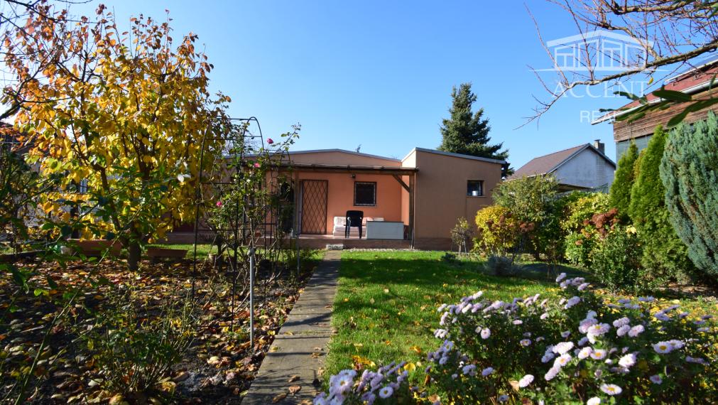 DVOJIZBOVÝ DOMČEK S TERASOU A  KRÁSNOU ZÁHRADOU - MOŽNOSŤ TRVALÉHO POBYTU