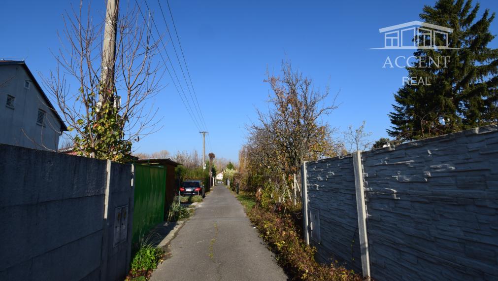 DVOJIZBOVÝ DOMČEK S TERASOU A  KRÁSNOU ZÁHRADOU - MOŽNOSŤ TRVALÉHO POBYTU