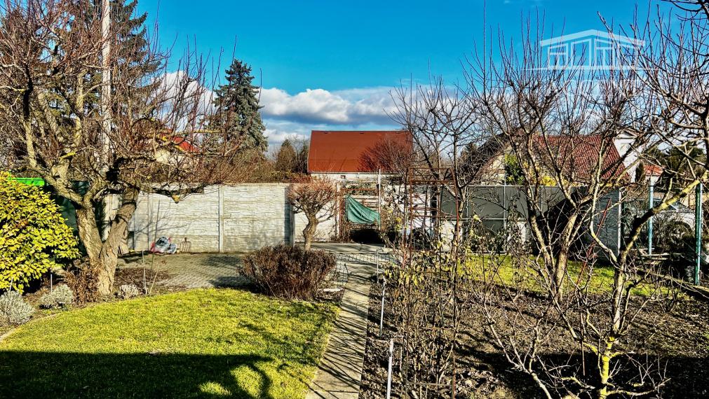 DVOJIZBOVÝ DOMČEK S TERASOU A  KRÁSNOU ZÁHRADOU - MOŽNOSŤ TRVALÉHO POBYTU