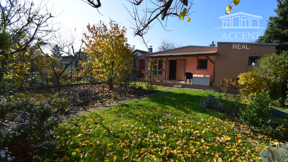 CELOROČNE OBÝVATEĽNÁ 2- IZBOVÁ CHATA SO SÚPISNÝM ČÍSLOM, S TERASOU, PARKOVACÍMI MIESTAMI A KRÁSNOU ZÁHRADOU