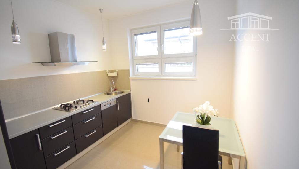 BYT V UZAVRETOM AREÁLI S KRÁSNOU VEĽKOU TERASOU A PARKOVACÍM MIESTOM (151,38m2)