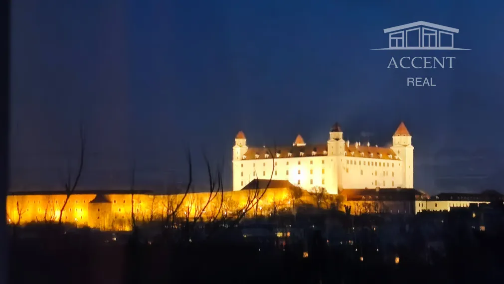 NADŠTANDARDNÝ STAROMESTSKÝ PODKROVNÝ BYT V DIPLOMATICKEJ ŠTVRTI POD HRADOM (85M2) - ZÁHRADA, GARÁŽ