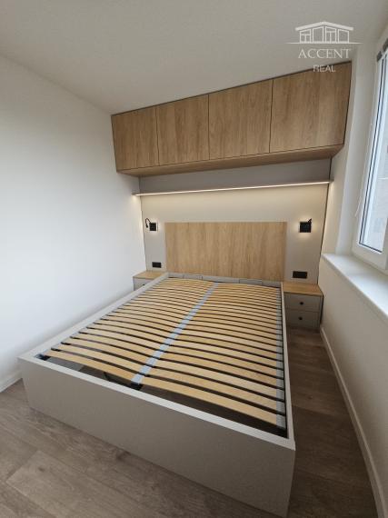 PRENÁJOM SLNEČNÉHO, KOMPLETNE ZREKONŠTRUOVANÉHO 2 IZBOVÉHO BYTU NA STREČIANSKEJ ULICI S PIVNIČNOU KOBKOU