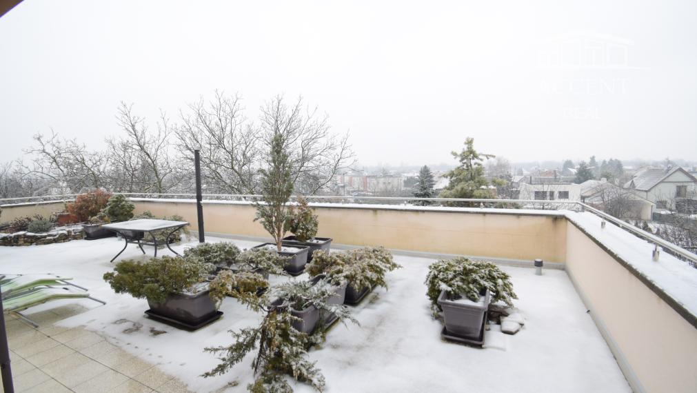 2 IZBOVÝ BYT V UZAVRETOM AREÁLI S KRÁSNOU VEĽKOU TERASOU A PARKOVACÍM MIESTOM (151,38m2)