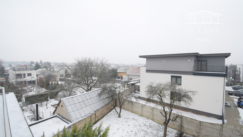 2 IZBOVÝ BYT V UZAVRETOM AREÁLI S KRÁSNOU VEĽKOU TERASOU A PARKOVACÍM MIESTOM (151,38m2)