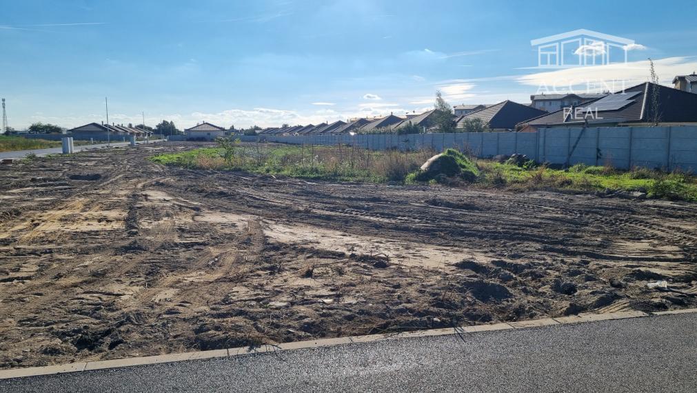 ROŽNÝ VOĽNÝ STAVEBNÝ POZEMOK (612M2),  SKVELÁ POLOHA -  MOST PRI BRATISLAVE