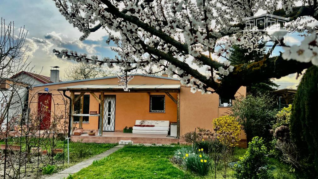 CELOROČNE OBÝVATEĽNÝ 2- IZBOVÝ DOMČEK SO SÚPISNÝM ČÍSLOM, S TERASOU, PARKOVACÍMI MIESTAMI A KRÁSNOU ZÁHRADOU