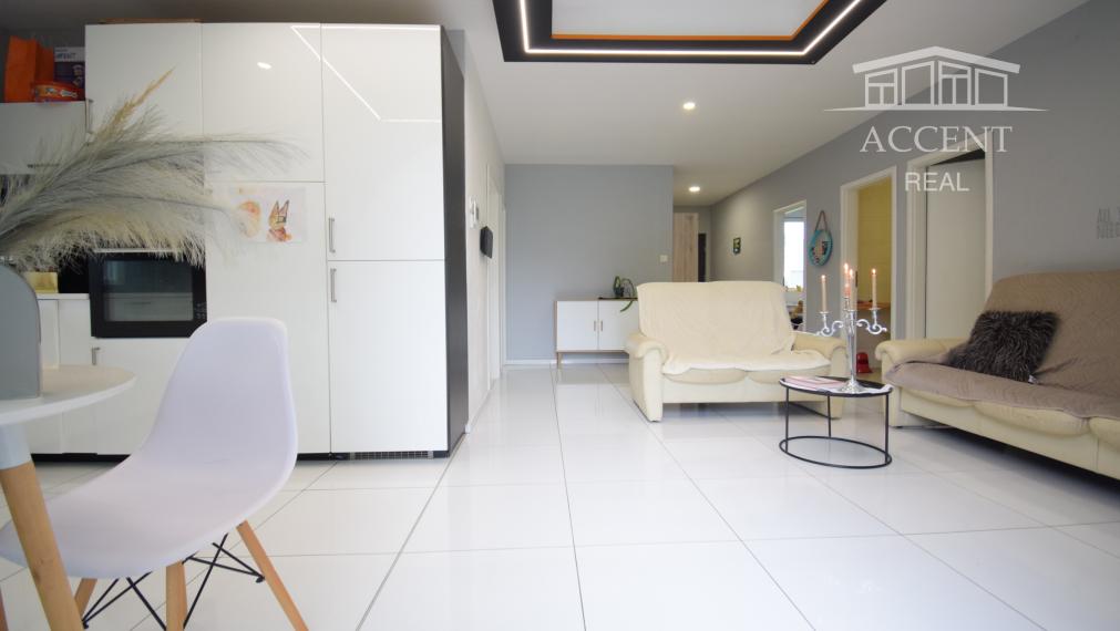 NÁDHERNÝ SLNEČNÝ POZEMOK POD LESOM (1427M2) S KOMPLETNE ZARIADENÝM 4-IZBOVÝM MOBILNÝM DOMOM (100M2) - PEKNÁ CESTA RAČA