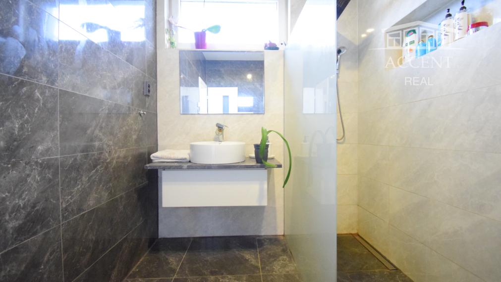 NÁDHERNÝ SLNEČNÝ POZEMOK POD LESOM (1427M2) S KOMPLETNE ZARIADENÝM 4-IZBOVÝM MOBILNÝM DOMOM (100M2) - PEKNÁ CESTA RAČA