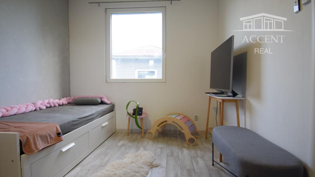 NÁDHERNÝ SLNEČNÝ POZEMOK POD LESOM (1427M2) S KOMPLETNE ZARIADENÝM 4-IZBOVÝM MOBILNÝM DOMOM (100M2) - PEKNÁ CESTA RAČA