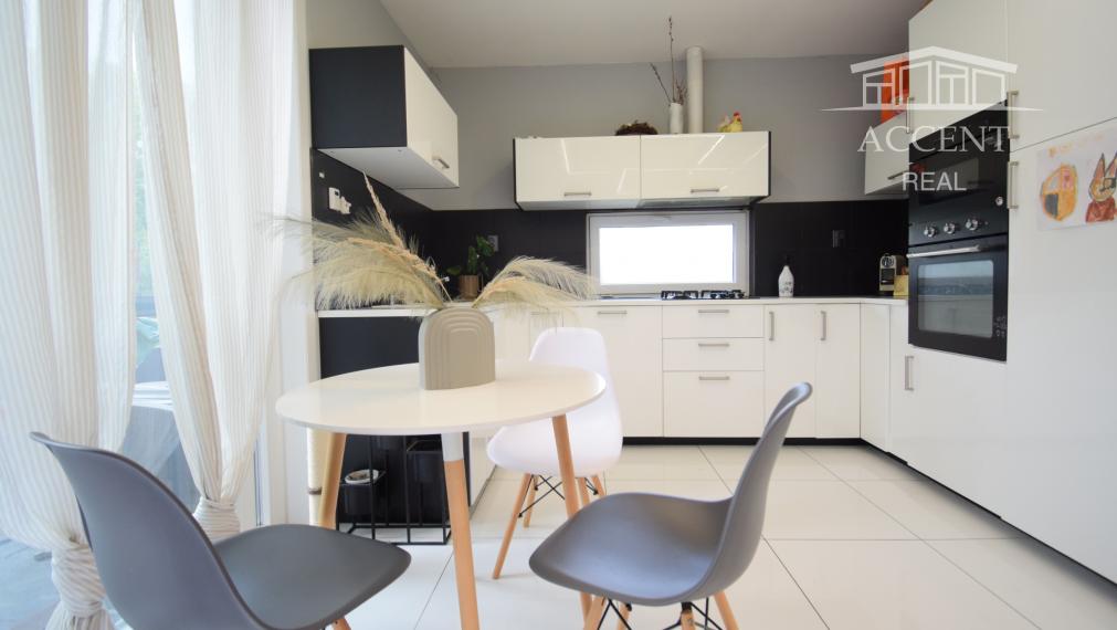 NÁDHERNÝ SLNEČNÝ POZEMOK POD LESOM (1427M2) S KOMPLETNE ZARIADENÝM 4-IZBOVÝM MOBILNÝM DOMOM (100M2) - PEKNÁ CESTA RAČA