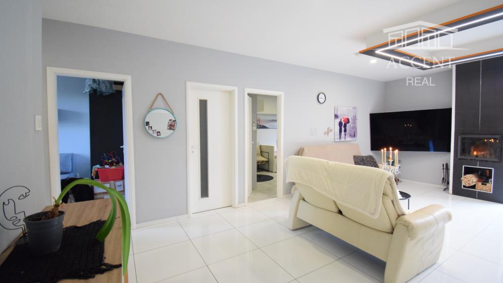 NÁDHERNÝ SLNEČNÝ POZEMOK POD LESOM (1427M2) S KOMPLETNE ZARIADENÝM 4-IZBOVÝM MOBILNÝM DOMOM (100M2) - PEKNÁ CESTA RAČA