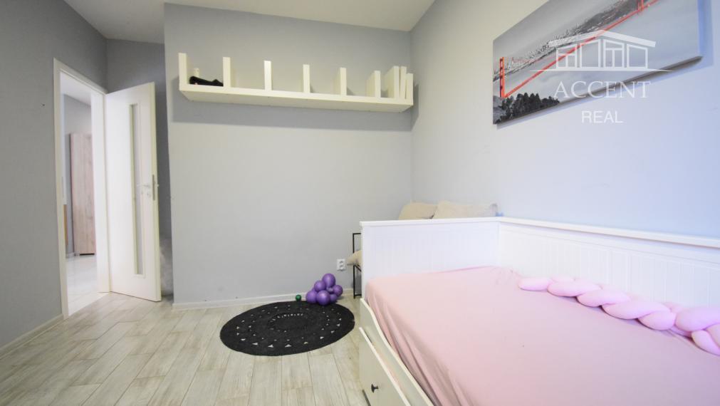 NÁDHERNÝ SLNEČNÝ POZEMOK POD LESOM (1427M2) S KOMPLETNE ZARIADENÝM 4-IZBOVÝM MOBILNÝM DOMOM (100M2) - PEKNÁ CESTA RAČA