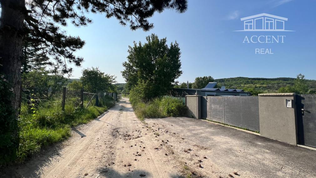 NÁDHERNÝ SLNEČNÝ POZEMOK POD LESOM (1427M2) S KOMPLETNE ZARIADENÝM 4-IZBOVÝM MOBILNÝM DOMOM (100M2) - PEKNÁ CESTA RAČA