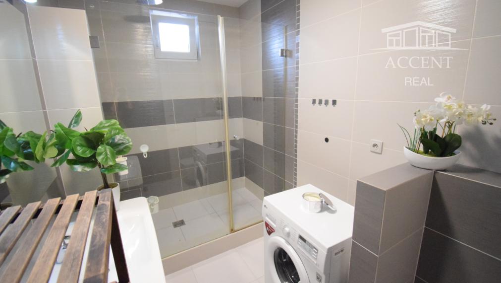 BYT V UZAVRETOM AREÁLI S KRÁSNOU VEĽKOU TERASOU A PARKOVACÍM MIESTOM (151,38m2)