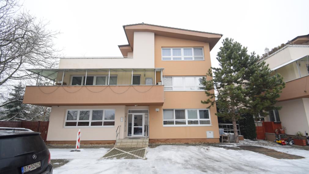 2 IZBOVÝ BYT V UZAVRETOM AREÁLI S KRÁSNOU VEĽKOU TERASOU A PARKOVACÍM MIESTOM (151,38m2)