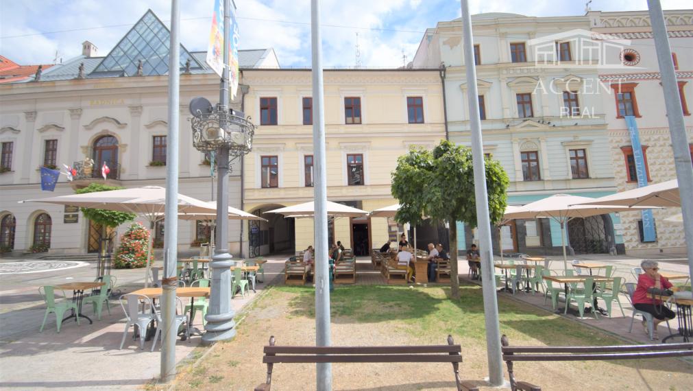 NÁDHERNÁ HISTORICKÁ BUDOVA   V CENTRE BANSKEJ BYSTRICE (1700m2)