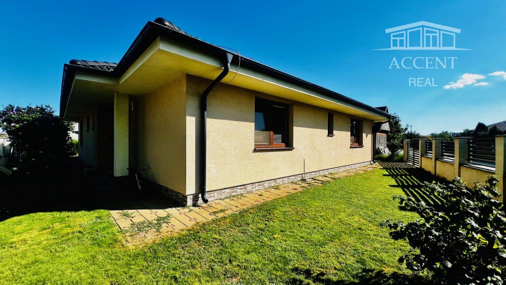 PRIESTRANNÝ 4-IZBOVÝ BUNGALOV (188M2) S GARÁŽOU A S PEKNÝM POZEMKOM (550M2) LEN 4KM OD SENCA - HRUBÝ ŚÚR