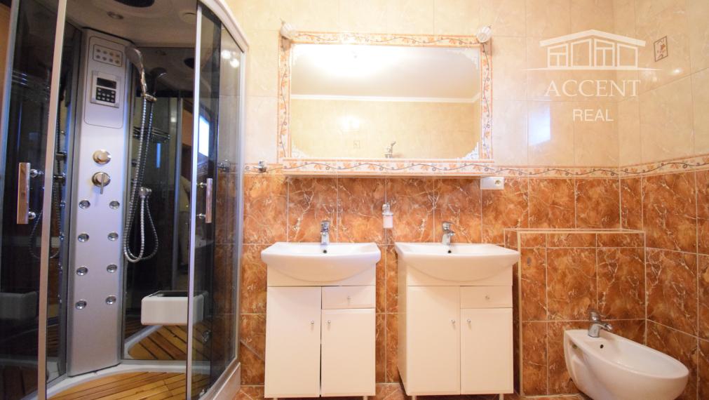 PRIESTRANNÝ 4-IZBOVÝ BUNGALOV (188M2) S GARÁŽOU A S PEKNÝM POZEMKOM (550M2) LEN 4KM OD SENCA - HRUBÝ ŚÚR