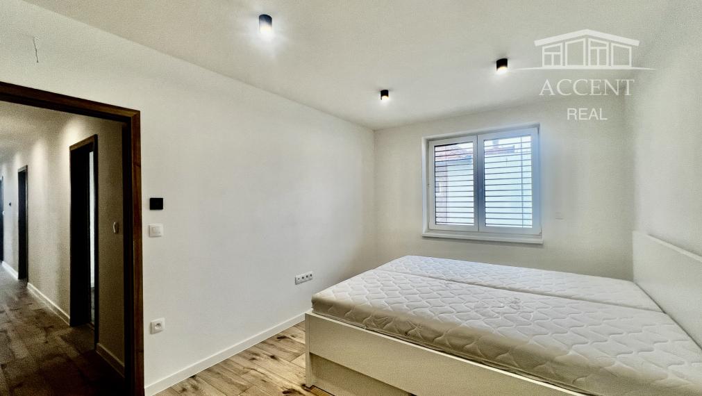 VEĽMI PEKNÝ, PRIESTRANNÝ 4-IZBOVÝ BUNGALOV(126M2) V NADŠTANDARDE AJ S KUCHYŇOU A SPOTREBIČMI,  POZEMOK 360M2, TERASA,EXT. ŽALÚZIE AJ  PLOT V CENE