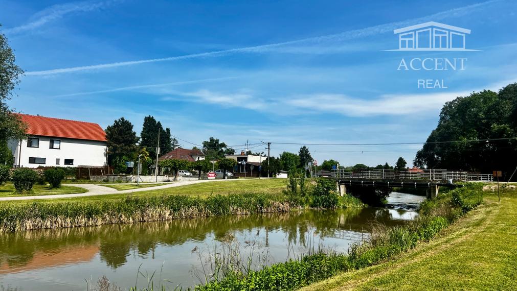 VEĽMI PEKNÝ, PRIESTRANNÝ 4-IZBOVÝ BUNGALOV(126M2) V NADŠTANDARDE AJ S KUCHYŇOU A SPOTREBIČMI,  POZEMOK 360M2, TERASA,EXT. ŽALÚZIE AJ  PLOT V CENE