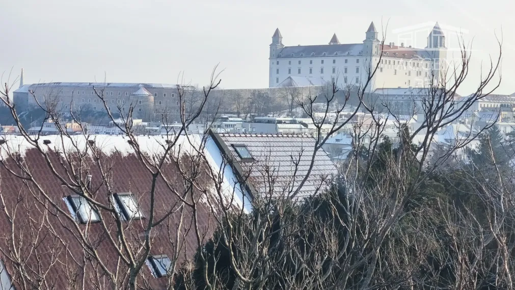 NADŠTANDARDNÝ STAROMESTSKÝ PODKROVNÝ BYT V DIPLOMATICKEJ ŠTVRTI POD HRADOM (85M2) - ZÁHRADA, GARÁŽ