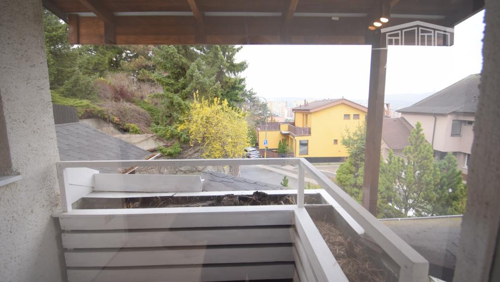 DVOJPODLAŽNÁ VILA (279M2) S PEKNÝM ROVINATÝM POZEMKOM(592M2) A NÁDHERNÝM VÝHĽADOM  - 6 PARKOVACÍCH MIEST