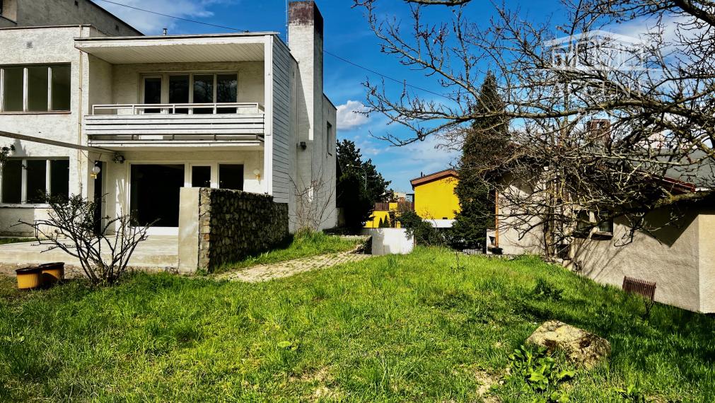 DVOJPODLAŽNÁ VILA (279M2) S PEKNÝM ROVINATÝM POZEMKOM(592M2) A NÁDHERNÝM VÝHĽADOM  - 6 PARKOVACÍCH MIEST