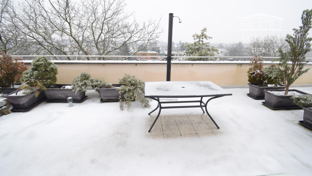 2 IZBOVÝ BYT V UZAVRETOM AREÁLI S KRÁSNOU VEĽKOU TERASOU A PARKOVACÍM MIESTOM (151,38m2)