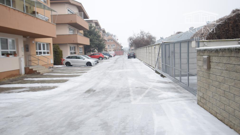 2 IZBOVÝ BYT V UZAVRETOM AREÁLI S KRÁSNOU VEĽKOU TERASOU A PARKOVACÍM MIESTOM (151,38m2)