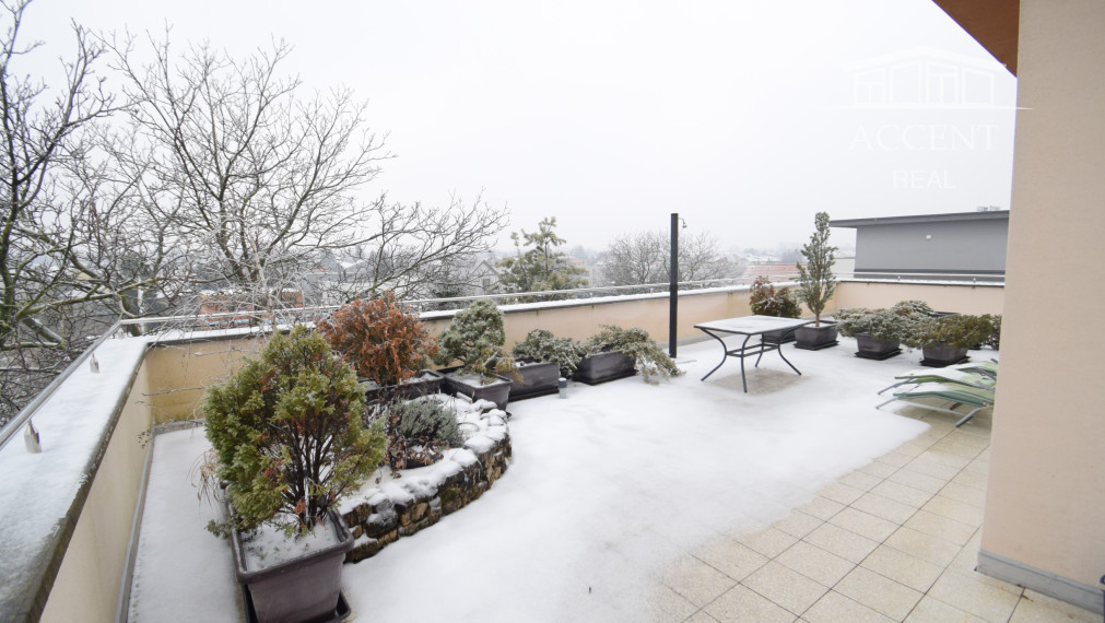 BYT V UZAVRETOM AREÁLI S KRÁSNOU VEĽKOU TERASOU A PARKOVACÍM MIESTOM (151,38m2)